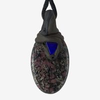 Spinell Steinanhänger in Matrix mit eingefasstem Lapislazuli