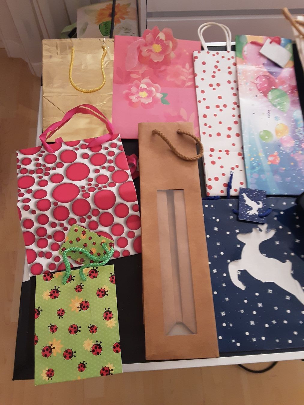 Papier: Geschenkpapier, Schleifen, Säckli, karton voll – Neuf (Voir description) à wolfhalden par 46464646 4