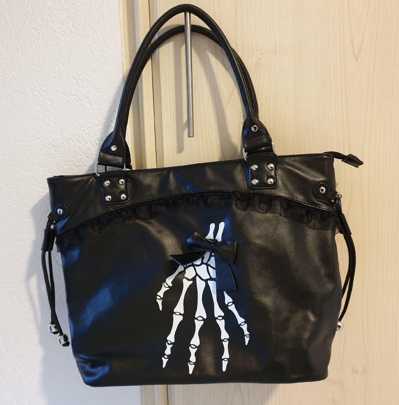 Borse da donna: Handtasche mit Skeletthänden – Usato da Winterthur venduto da ets_yvn2