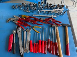 Werkzeugset mit Werkzeugkiste, div. Werkzeuge, guter Zustand