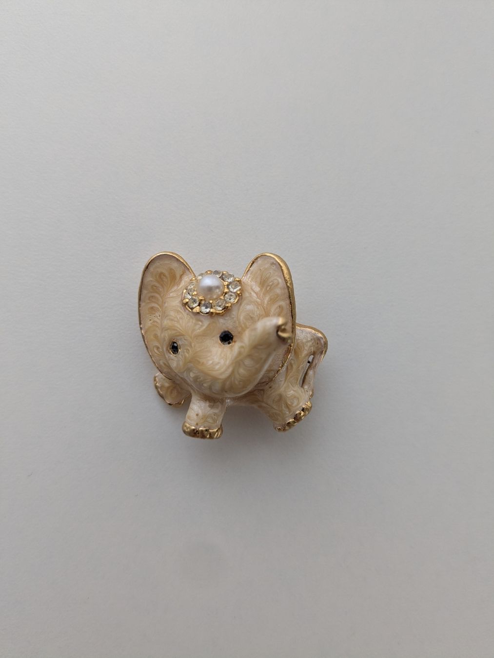 Broches & Aiguilles: Brosche Elefant Emaille Perle Strass Goldfarben gemessen – D'occasion à Rorschach par olg_5qq2