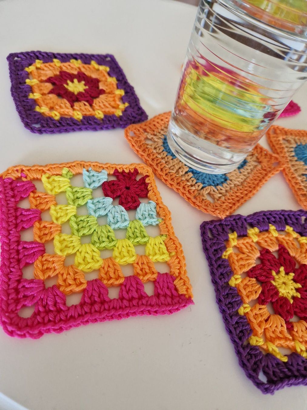 Tutte le decorazioni: 6 Coaster Untersetzer Granny 'Bloom' gehäkelt handgemacht – Nuovo (secondo la descrizione) da Neuhausen am Rheinfall venduto da Alchimista 1