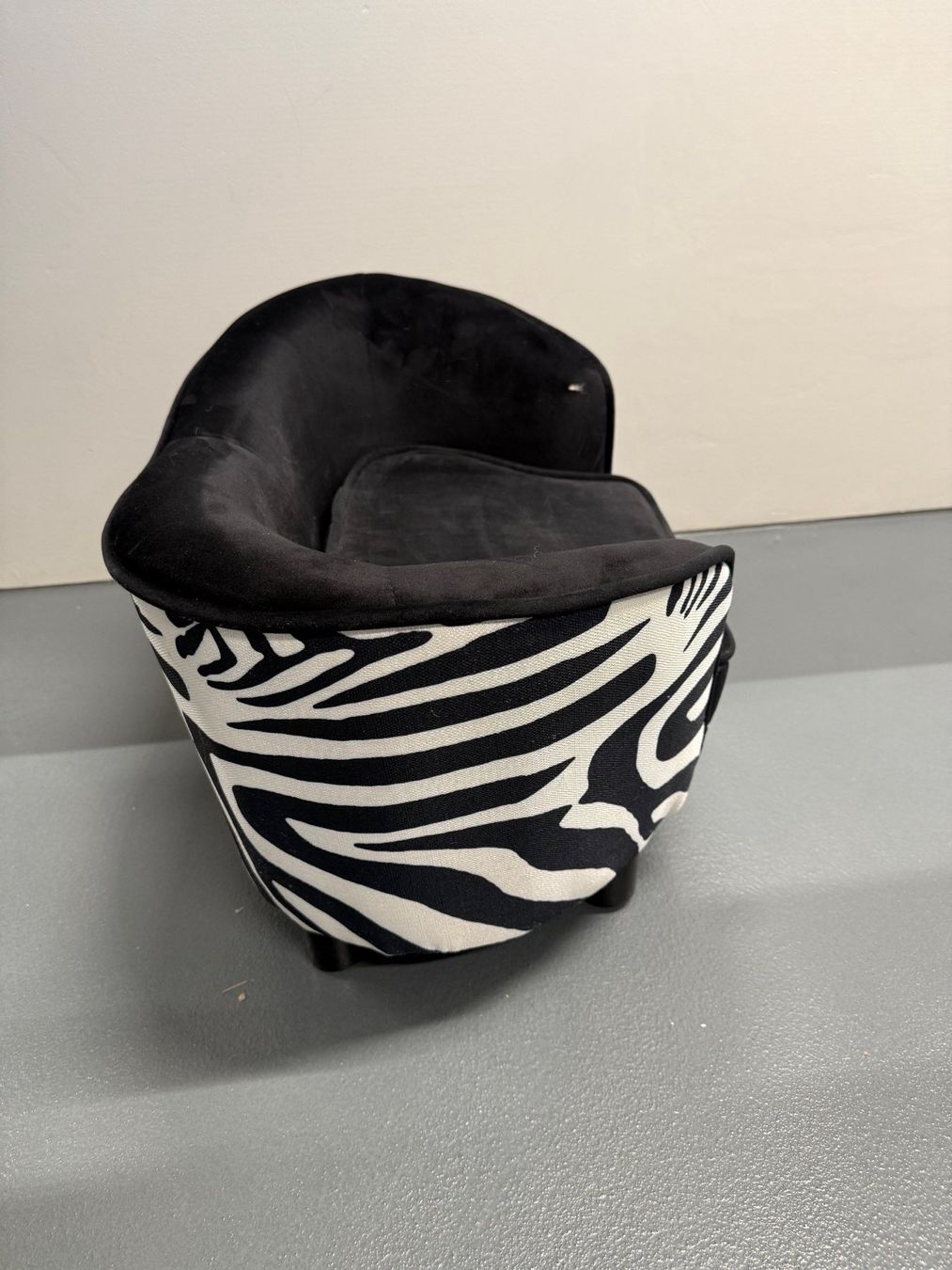 Cucce & Letti: Hunde/Büsi-Sofa im stylischen Zebra-Look – Usato da Leimbach AG venduto da SheAmelie 2