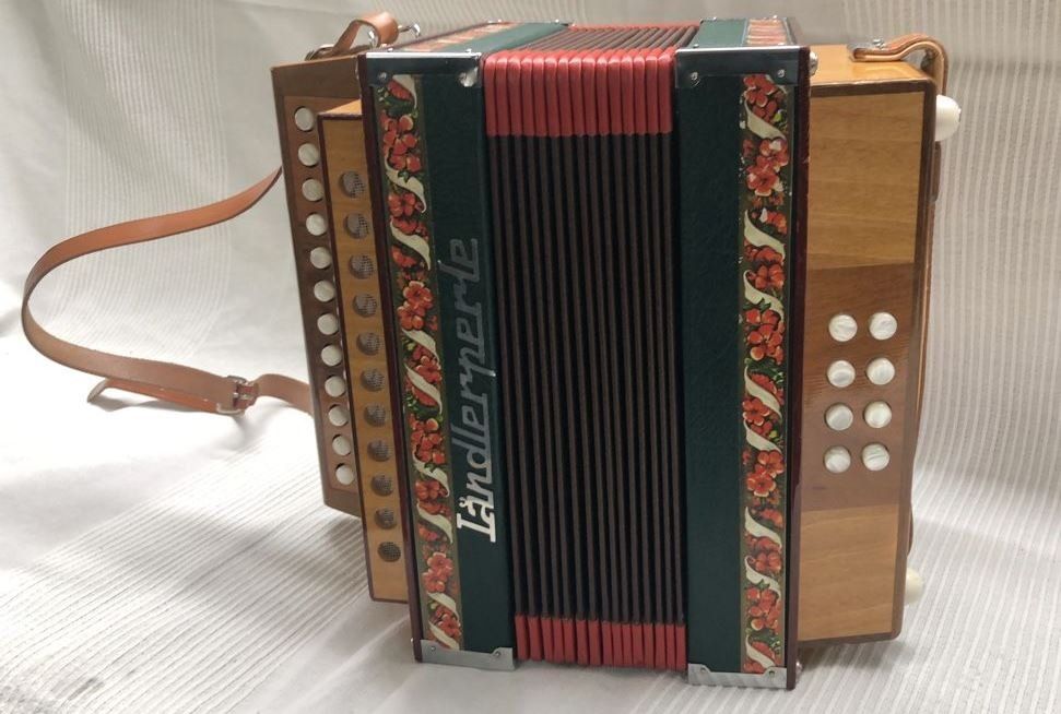 Strumenti musicali: Ländlerperle Handorgel Akkordeon Schwyzerörgeli – Usato da Sachseln venduto da Htt