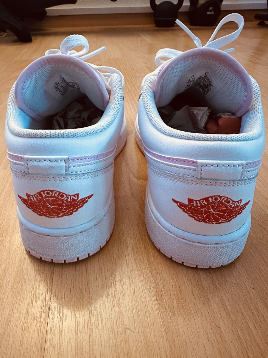 Jordan Chaussures femmes: Jordan 1 Low Rosa Weiss Gr. 37 – D'occasion à Thalwil par Mathilda2010 2