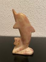 Alte Steinfigur: Delfin