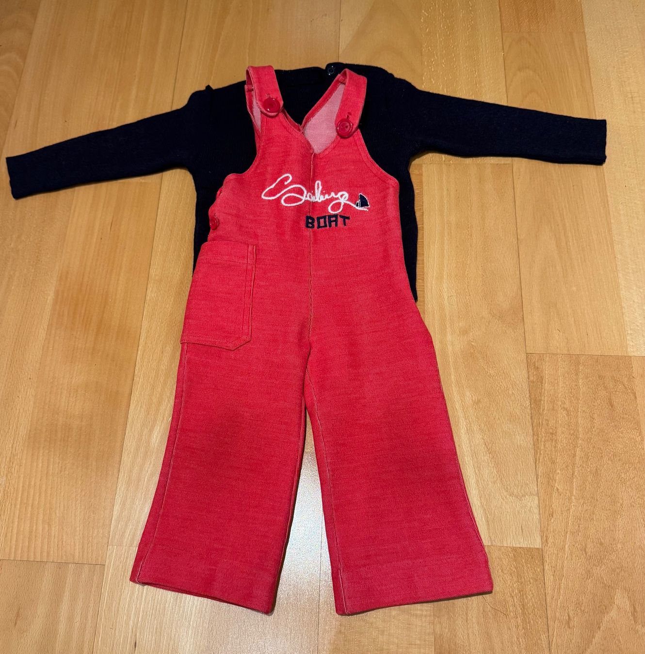 Pantaloni: Rote Baby Latzhose mit Pullover, Grösse 68, Top Zustand! – Usato da Horgen venduto da Hotrova448