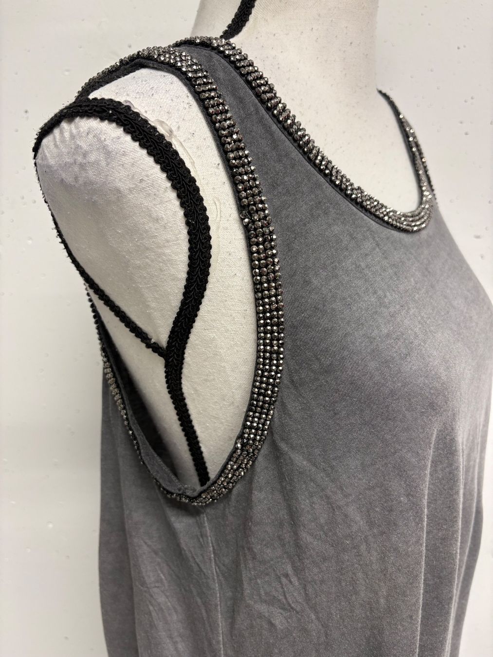 True Religion Top: True Religion Top grau mit Strass Gr. S Modal Baumwolle – Usato da Regensdorf venduto da secondchancefashion 3