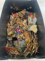 2 KG Pins aus den 90er Jahren