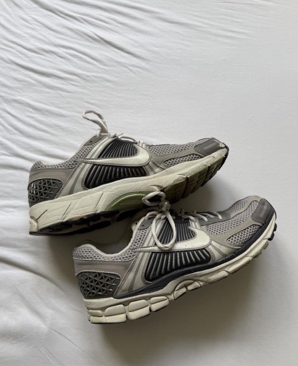 Nike Chaussures hommes: Nike vomero grau – D'occasion à Bottmingen par rou_c79n