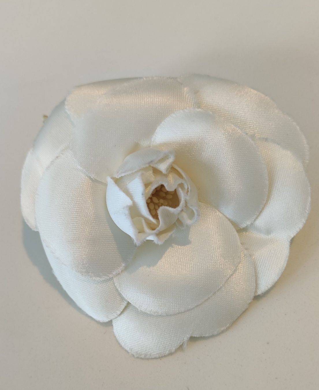 Chanel Spille & Fermagli: Chanel silk Camelia brooch pin – Usato da Zug venduto da LindaManga
