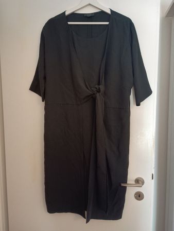 Schwarzes Kleid von Cos mit Wickeldetail Lyocell
