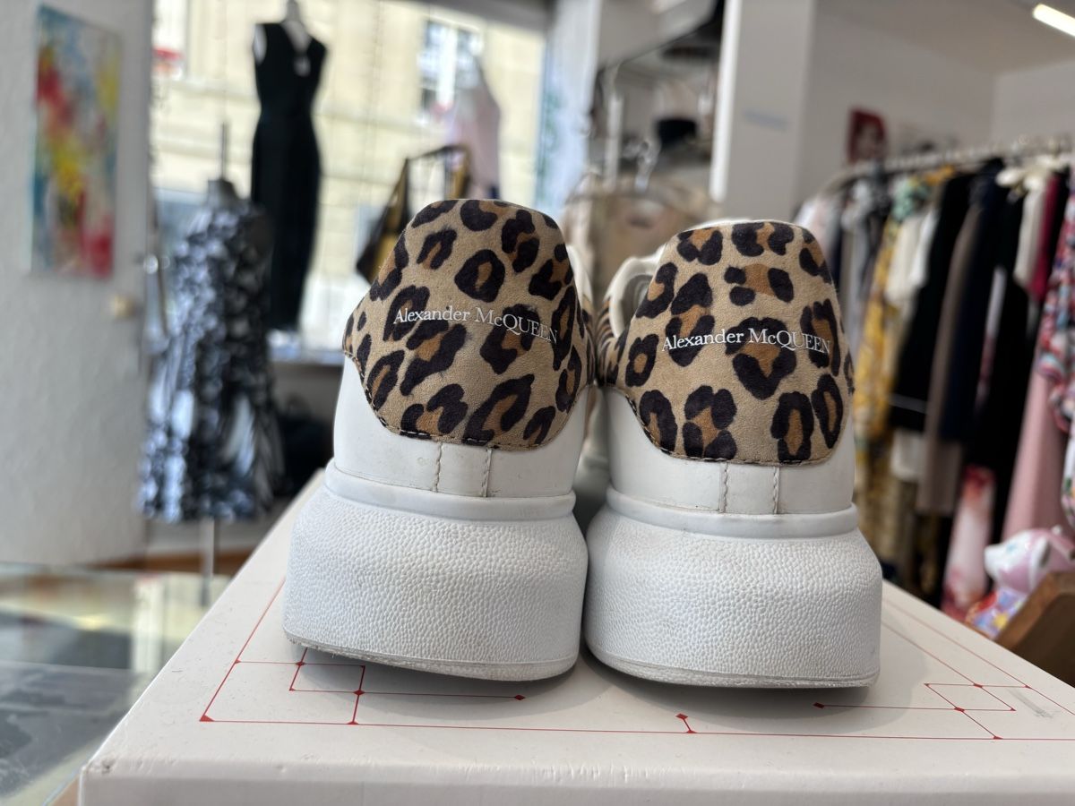 Alexander Mcqueen Damenschuhe: Alexander McQueen Sneaker Weiss Leo Grösse 39.5 – Gebraucht aus Burgdorf von VouSchoen 3