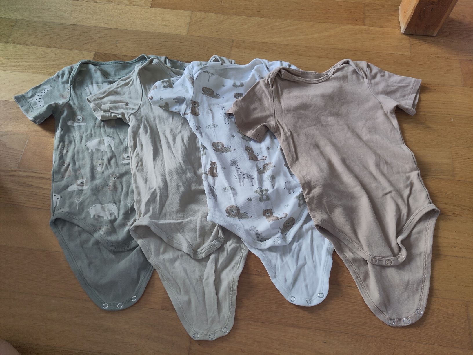 C&A Lotti di vestiti: 4 Kurzarm-Bodys, Gr. 92, C&A – Usato da Zürich venduto da reb_qq6b