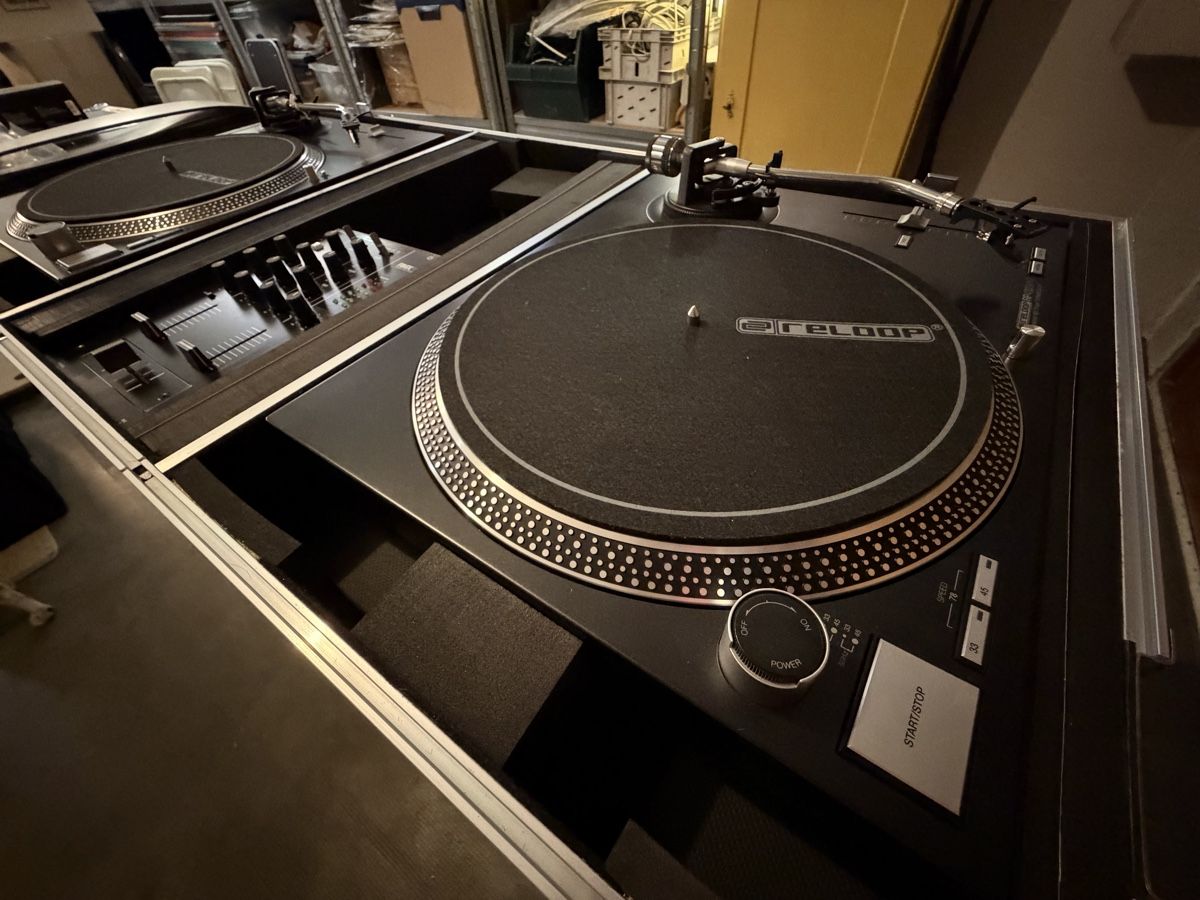 Reloop Console di mixaggio: Ensemble DJ complet Reloop Mix +  platines Vinyls  – Nuovo e nell'imballaggio originale da Vevey venduto da Legrand.Studio 4