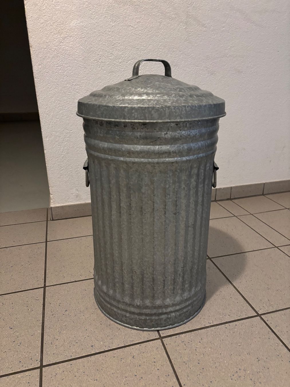 Sonstiges für Haushalt & Wohnen: Metall Abfall Eimer mit Deckel – Gebraucht aus Oberkirch LU von Cascia312