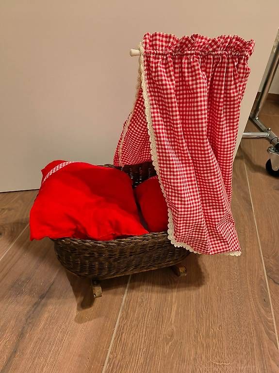 Giocattoli: Puppenwiege zu verkaufen – Usato da Balsthal venduto da 3533caroline