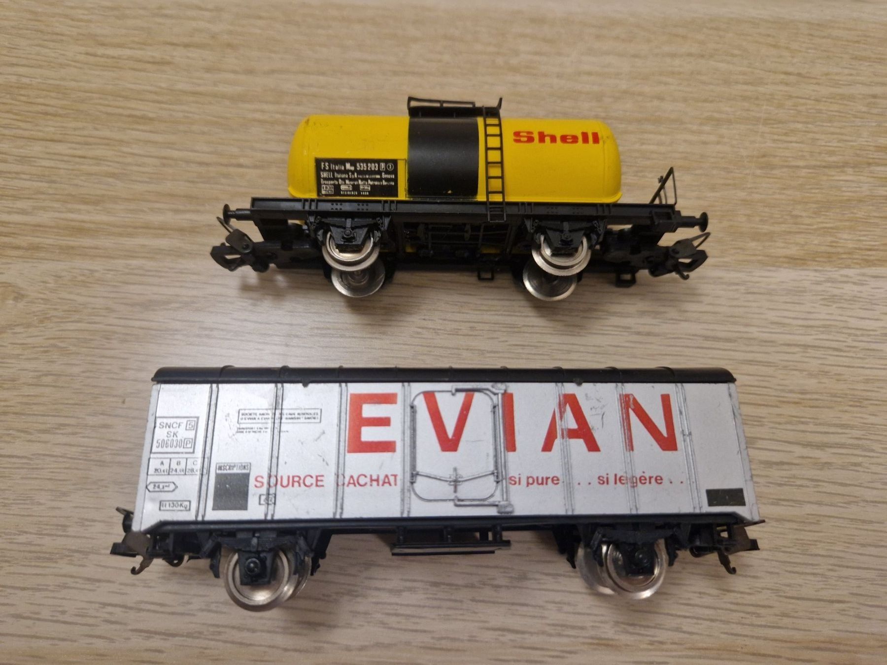 Lima Modelleisenbahnen: Lima 2 x Güterwagen Shell + Evian H0 (P) – Gebraucht aus St-Aubin-Sauges von Lo_Go 1