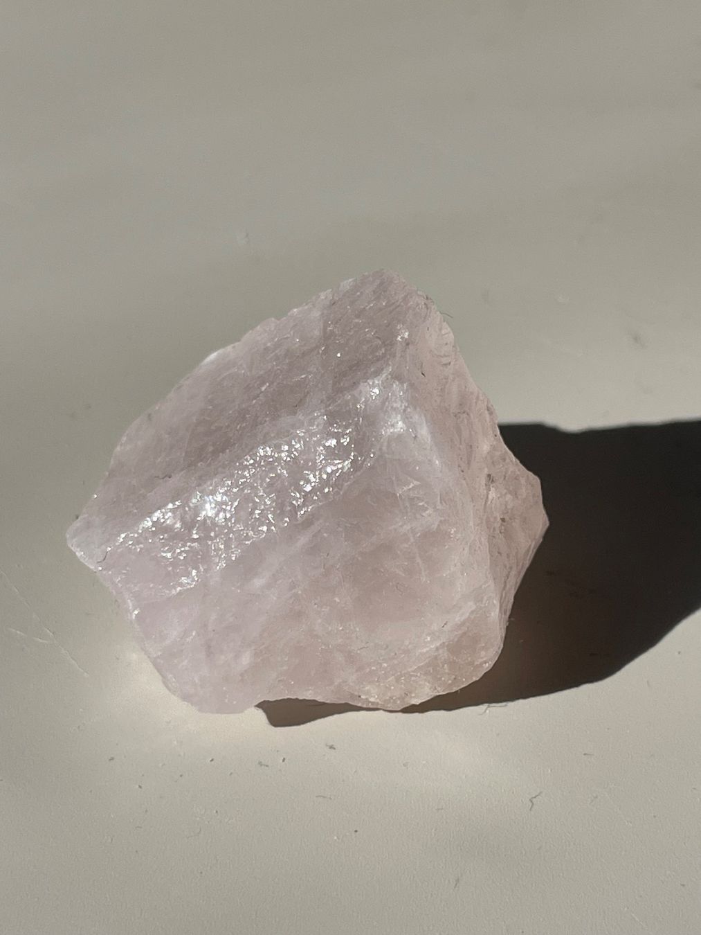 Minerali & Pietre curative: Rosenquarz-Rohstein – Nuovo e nell'imballaggio originale da Schiers venduto da sisikristall 1