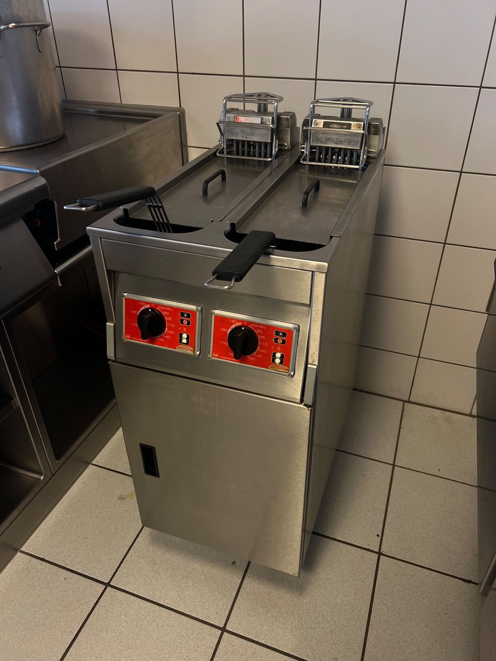 Frifri Küchengeräte: Gastro-Doppelfriteuse Frifri BASIC+ – Gebraucht aus Göschenen von AntjeS02