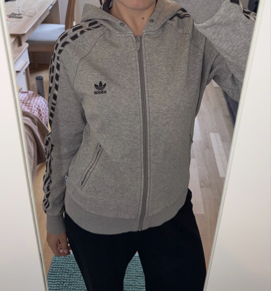 Adidas Giacche: ADIDAS GREY ZEBRA HOODIE – Usato da Genève venduto da yav_9r9f
