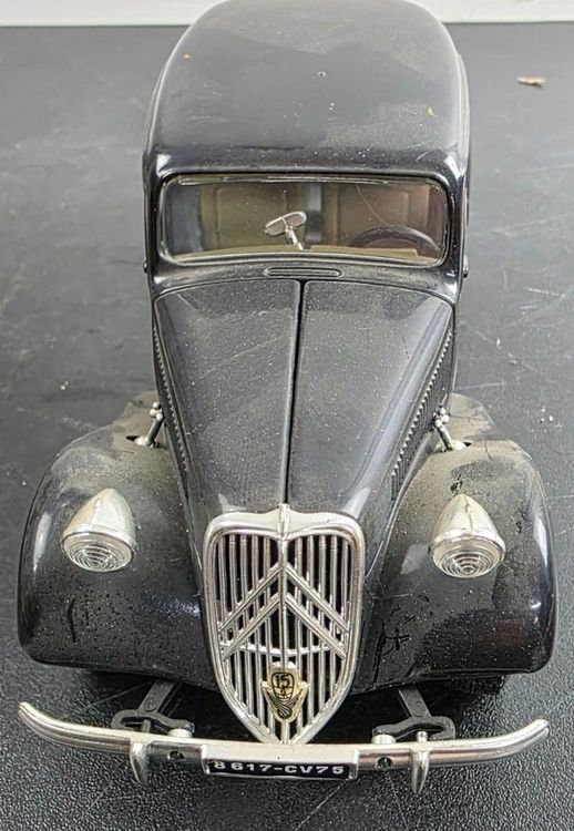 Bburago – Citroën Traction 15 CV 1/24 – Modèle Miniature Métal – Assortiment De Couleurs – Dès 3 Ans