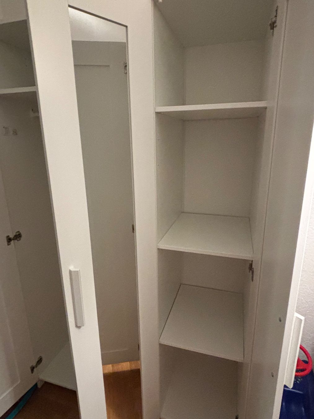 Armoires: White Wardrobe with Mirror - Stylish Storage Solution – D'occasion à Bern par kha_5nq6 3