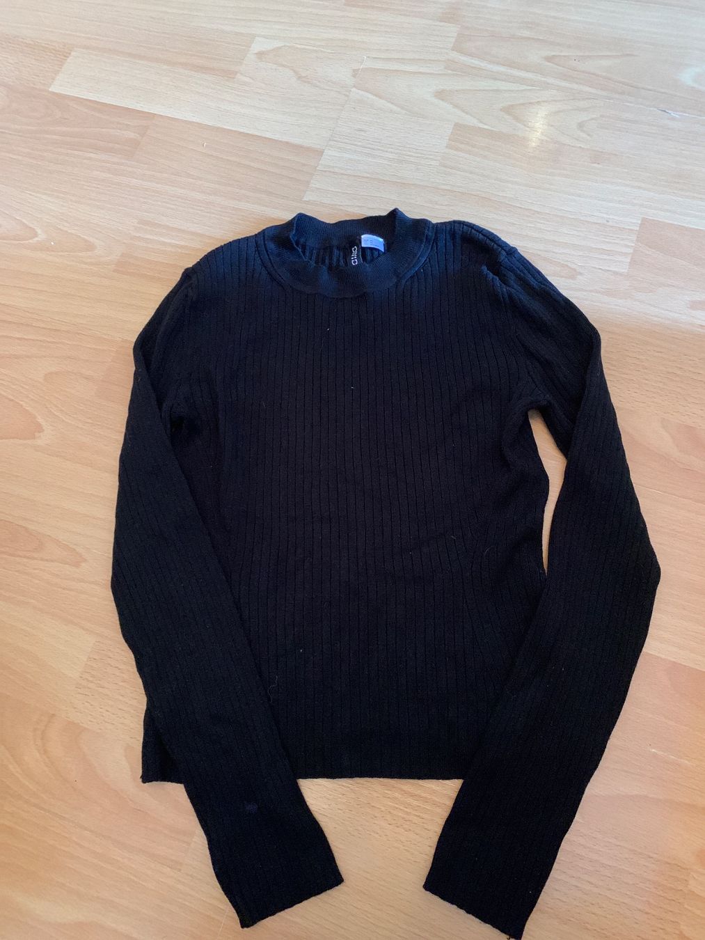 H&M Maglioni & Felpe: Joli pull noir H&M taille xs – Usato da MEYRIN venduto da Gwendo10