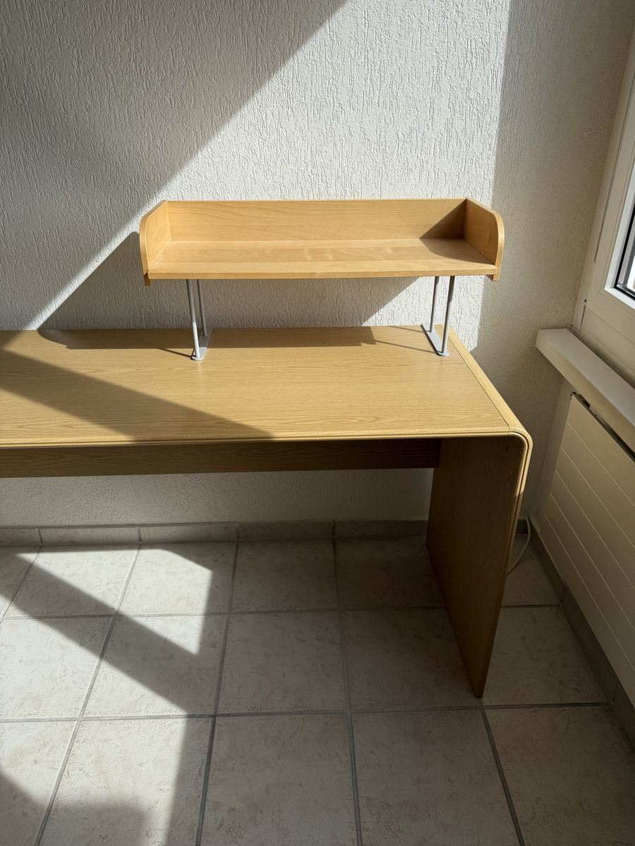 Bureaux: Holzpult mit Aufsatz – D'occasion à Pfäffikon ZH par Fruchtsaft 1