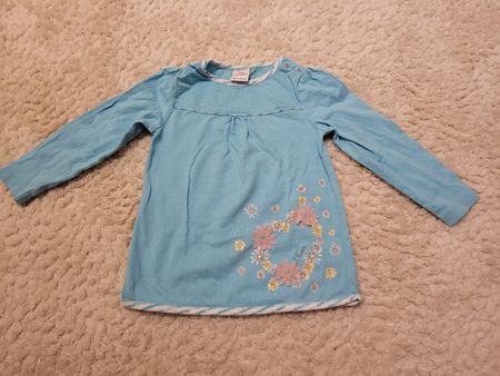 Süsses Langarmshirt mit Blumenmuster, Grösse 74