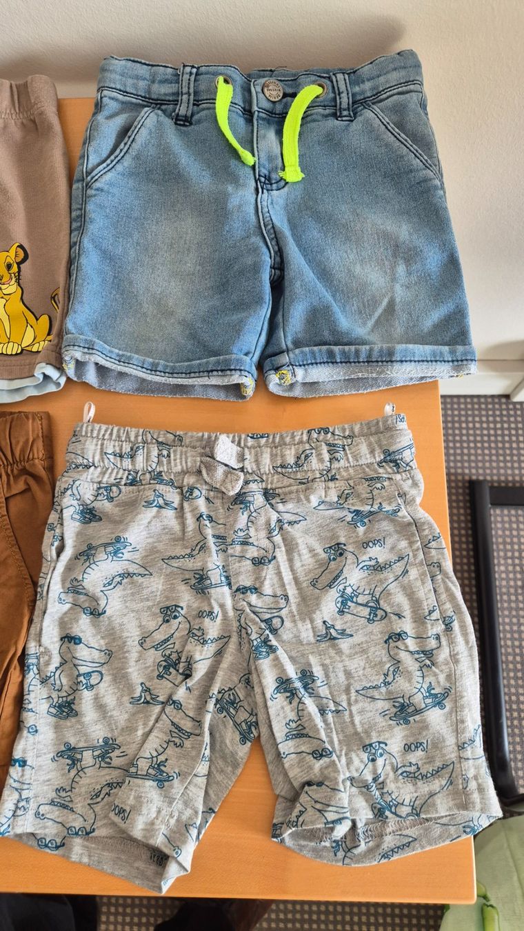 Lotti di vestiti: 6 Shorts stylés taille 98: PN: CHF 49.90 – Usato da Goumoens-la-Ville venduto da cfaIII 3