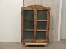 Vitrine aus Holz mit alten Fenstern