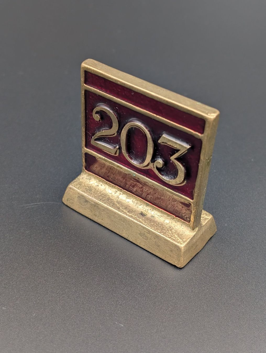 Insegne: Vintage Tischnummer 203 – Usato da Wiezikon b.Sirnach venduto da Romsche 6