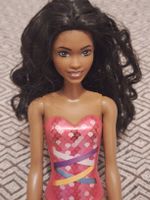 Barbie brune, maillot de bain rose - prête pour l'été!