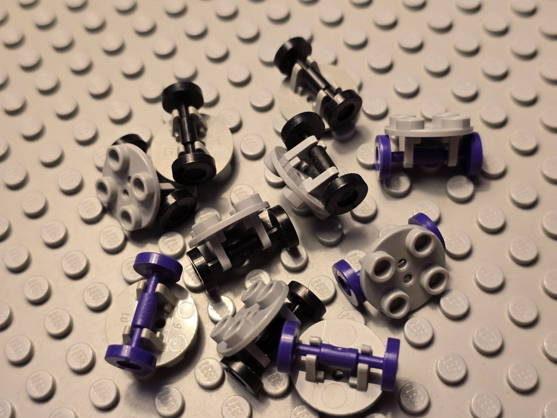 Lego Kit di costruzioni: Lego 10x Radhalter 2×2 mit Rad – Usato da Basel venduto da Swi-7621