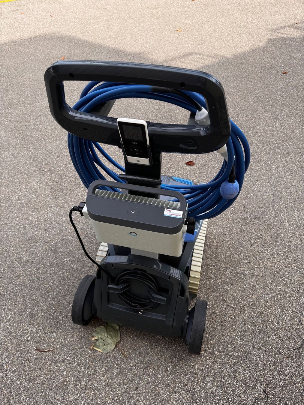 Dolphin Accessori per Piscine: Poolroboter Dolphin M700 Swiss Edition inkl.Caddy – Usato da Mosnang venduto da Dis7 1