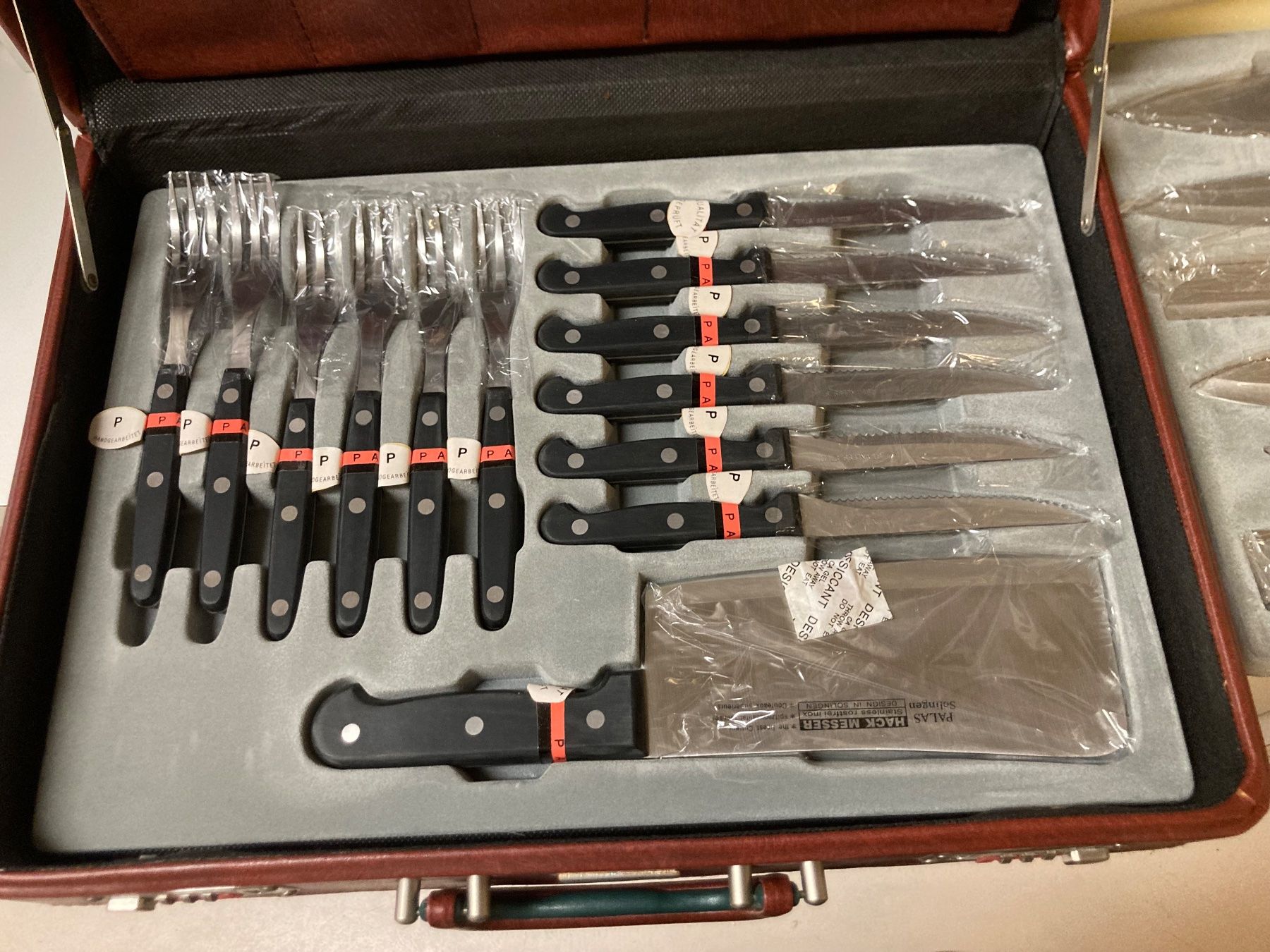 Set di posate: Besteck, Messer, Abziehstab, Koffer – Nuovo e nell'imballaggio originale da Küssnacht am Rigi venduto da alf_7tb5