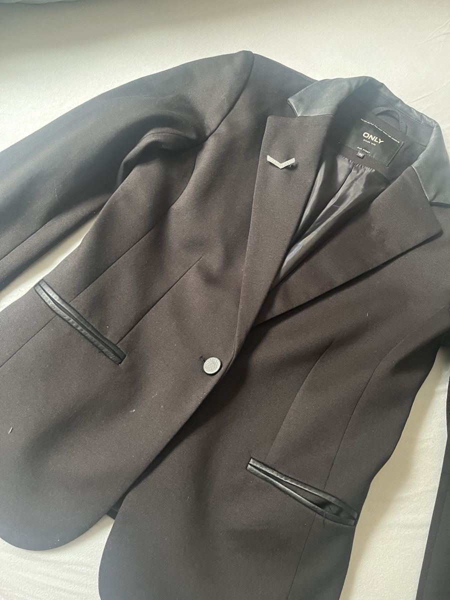 Only Vestes: Schwarzer Blazer ONLY Gr. 36 mit Kunst Lederdetails – D'occasion à Baden par Sandra148 2