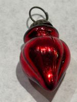 Hübsche, rote Miniatur-Weihnachtskugel