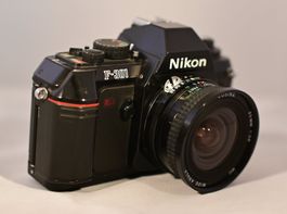 Nikon F-301 mit Objektiv