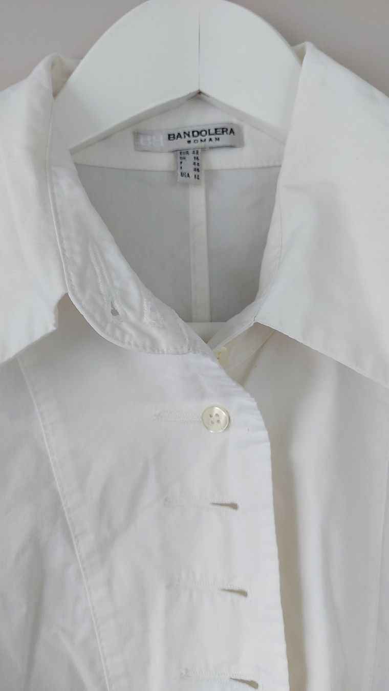 Camicette: Weisse Bluse von Bandolera mit spezieller Knopfleiste, Gr.42 – Usato da Pfäffikon ZH venduto da siae 1