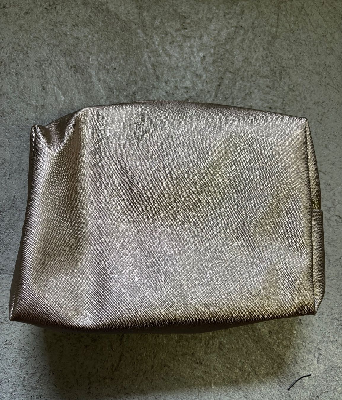 Kosmetikkoffer: Kosmetiktasche / Kulturbeutel, goldfarben – Gebraucht aus Sonterswil von VD-Service 1