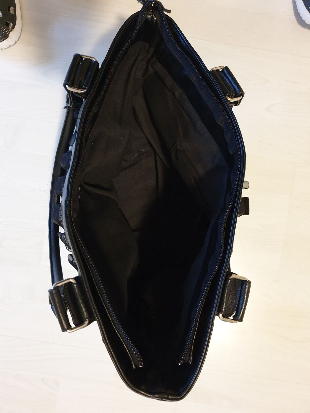 Borse da donna: Handtasche mit Skeletthänden – Usato da Winterthur venduto da ets_yvn2 2