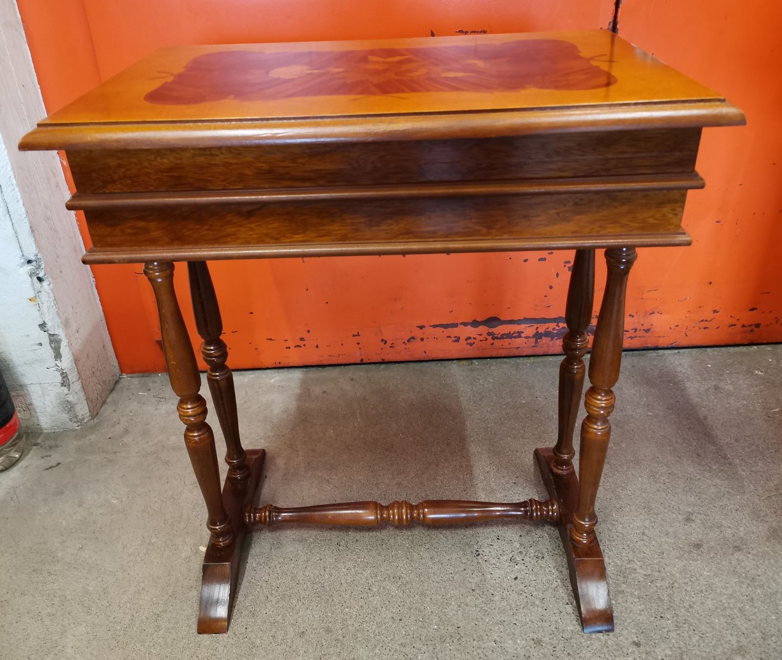 Tables: Nähtischchen mit Intarsien – D'occasion à Suhr par Brocki-Suhr 7