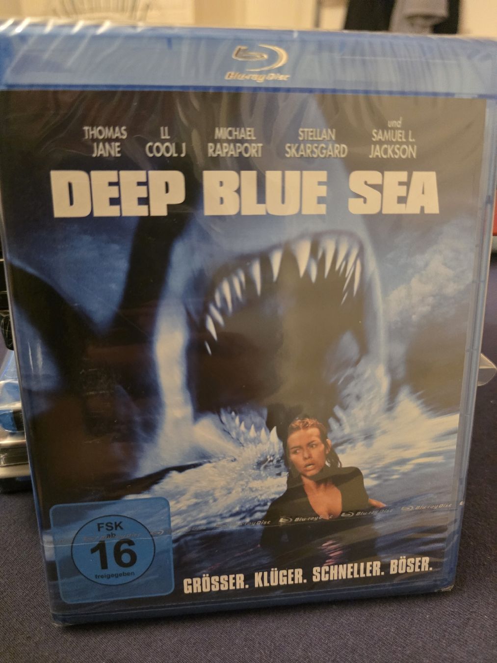 Tutti i DVDs: Deep Blue Sea - Blu-ray - Originalverpackt  – Nuovo e nell'imballaggio originale da Ellikon a d Thur venduto da razzorblog