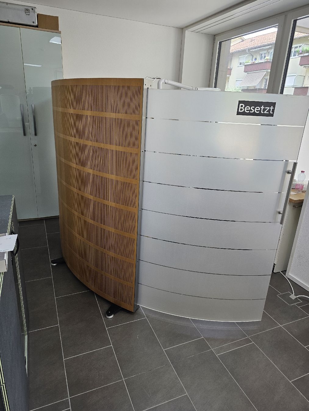 Paraventi: Runde Holz-Trennwand mit Milchglas  – Usato da Zürich venduto da Nz77
