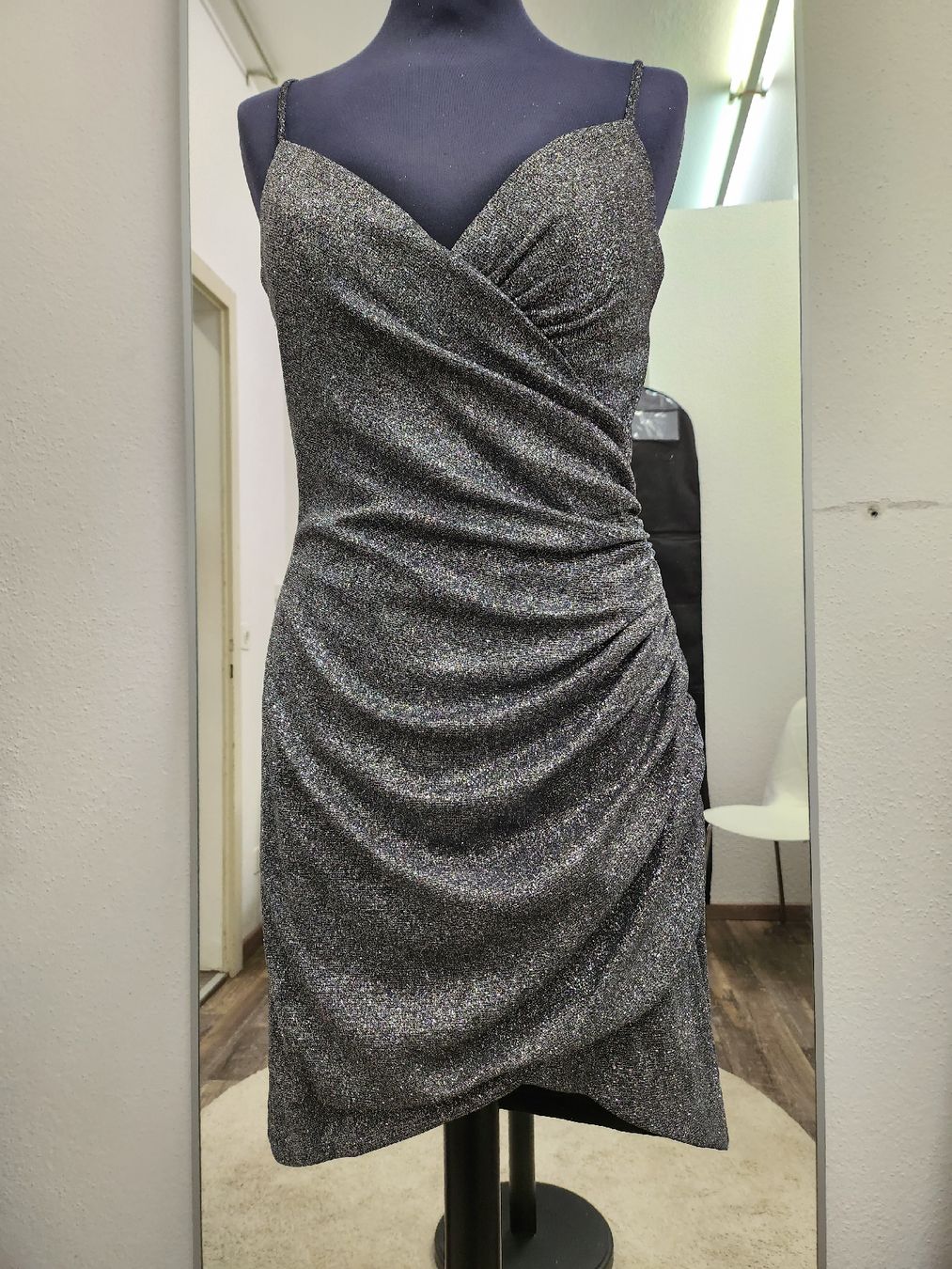 Vestiti: Kurz kleid schwarz grau – Nuovo (secondo la descrizione) da Uster venduto da VMT. 1
