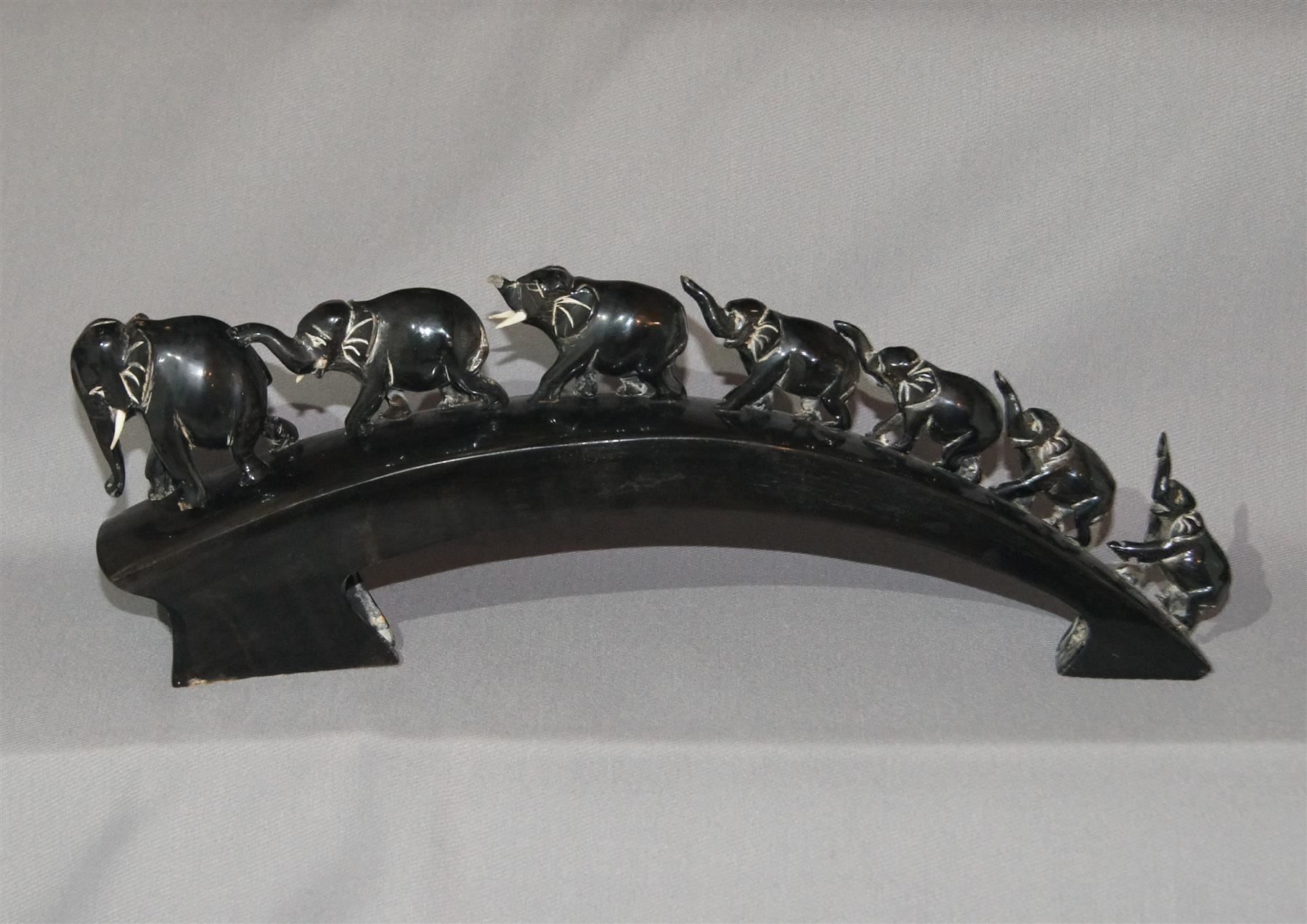 Skulpturen & Statuen: Schöne Elefantenbrücke aus Horn – Gebraucht aus Geroldswil von ARTEFACTO 1