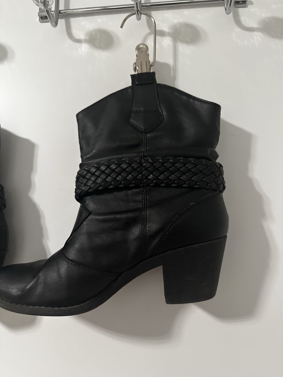 Chaussures femmes: Schwarze Damen Winterstiefeletten Gr. 40 bpc – D'occasion à Eglisau par Brewster1 2