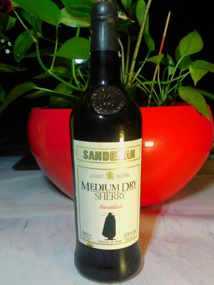 Bevande alcoliche: Sandeman Medium Dry Sherry 1990s – Nuovo (secondo la descrizione) da Emmenbrücke venduto da Ulisse-22
